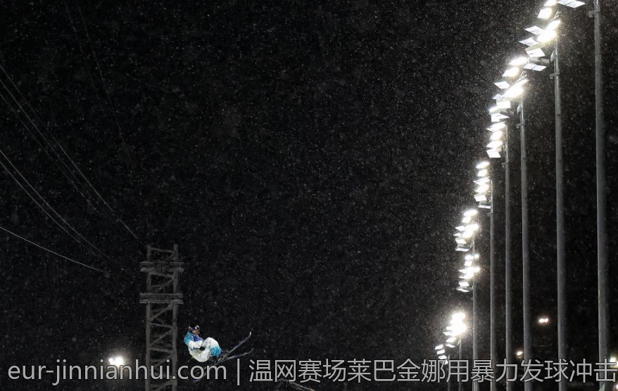 温网赛场莱巴金娜用暴力发球冲击对手